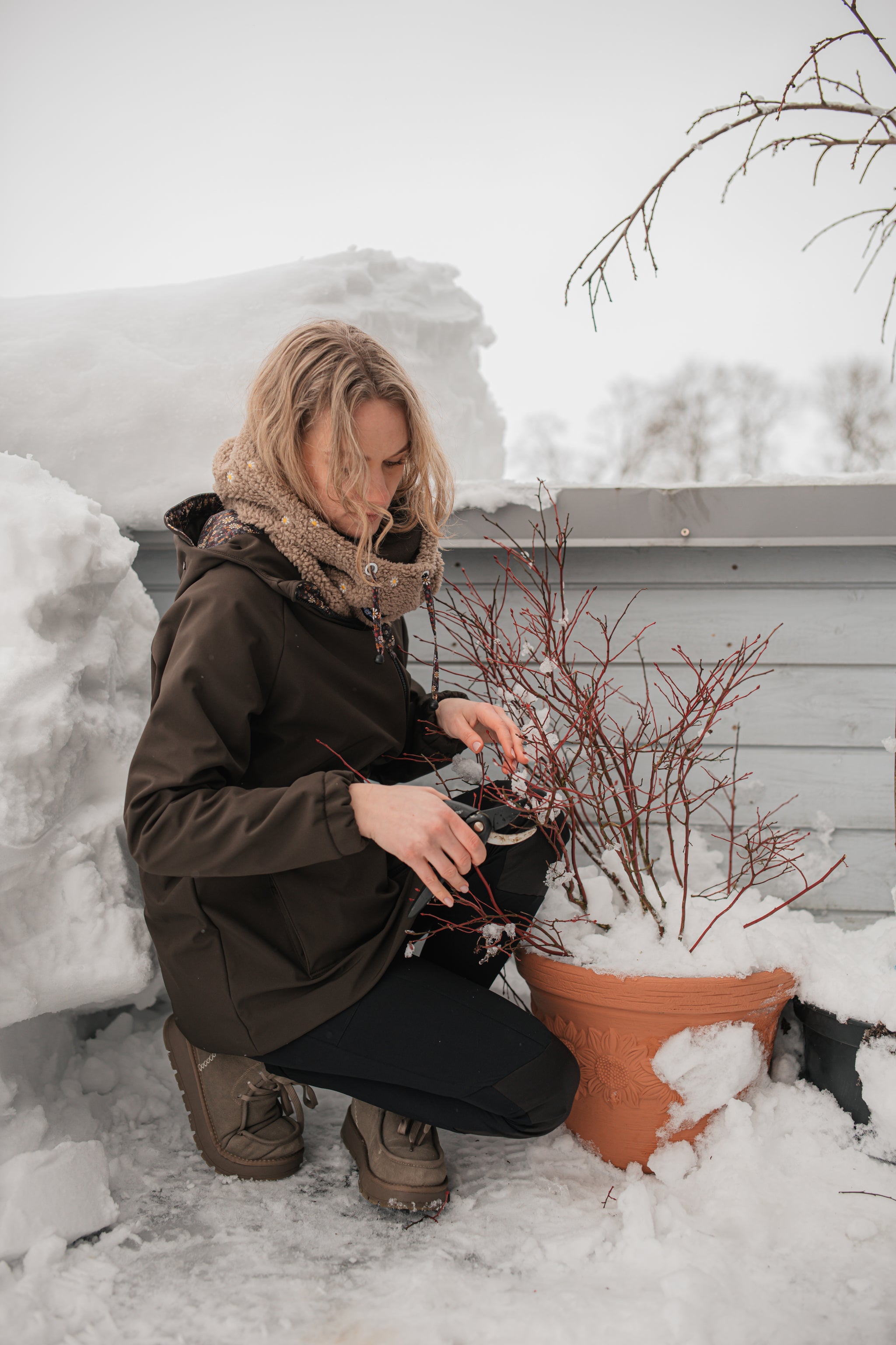 Gėlėta striukė (ruda)