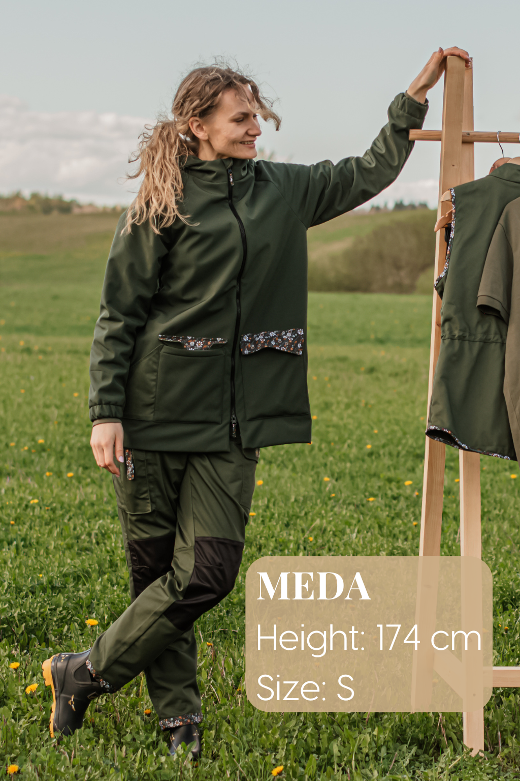 Gėlėta sodo striukė žalia — Meda, 174 cm, dėvi S dydį pievoje prie drabužių stovo