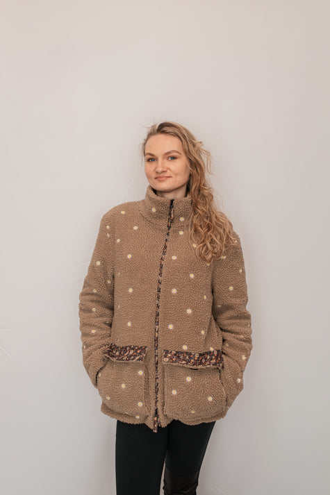 Gėlėtas teddy paltukas užsegtas — matomas pilnas ilgis, ramunėlių siuvinėjimas ir gėlėtos kišenės