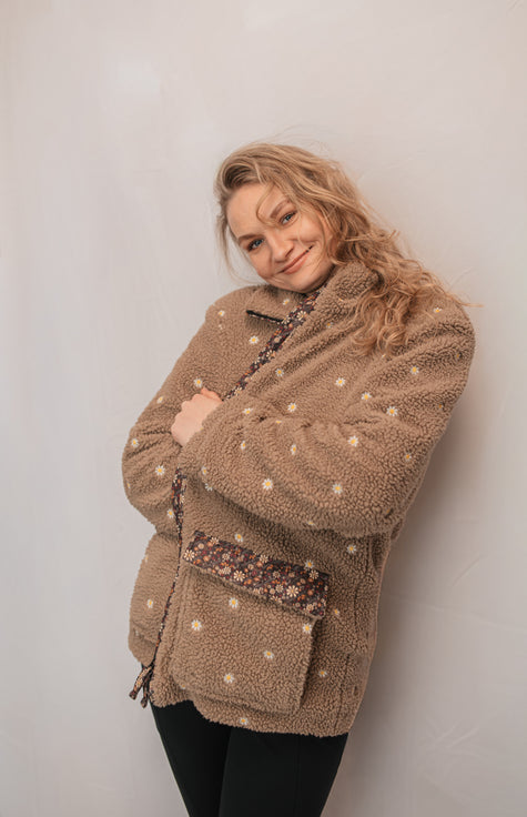 Gėlėtas teddy paltukas su ramunėlių siuvinėjimu ir gėlėtomis kišenėmis — Garden Mood