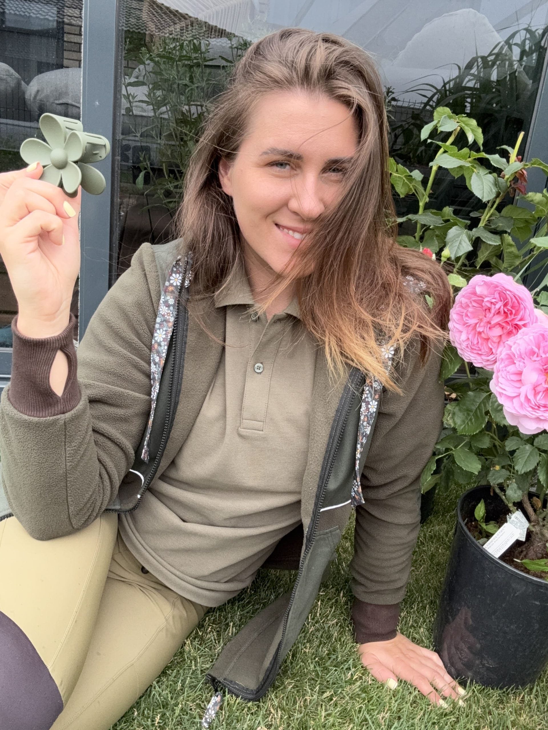 Garden Mood klientė su sodo džemperiu prie rožių šiltnamyje