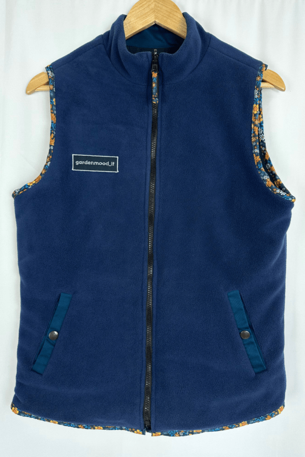 Double-sided female vest with tools pockets and adjustable waist for gardeners