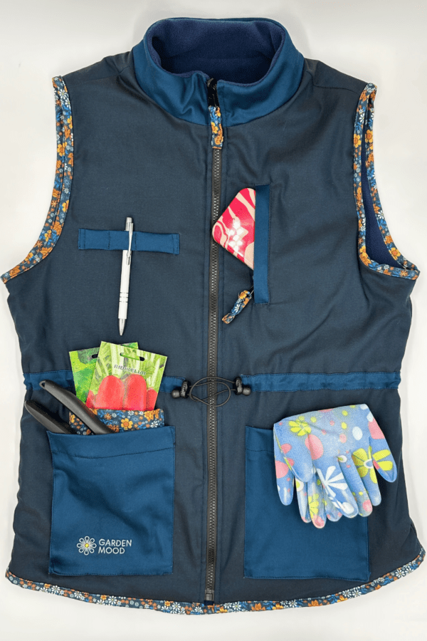 Gardeners' double-sided vest with tools pockets and adjustable waist