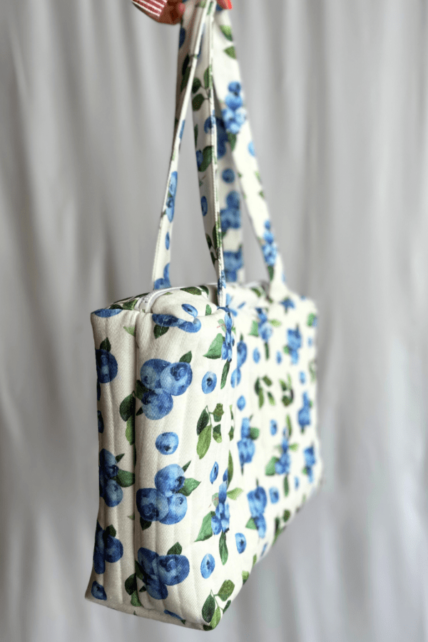 Large shoulder bag with zipper and berry print