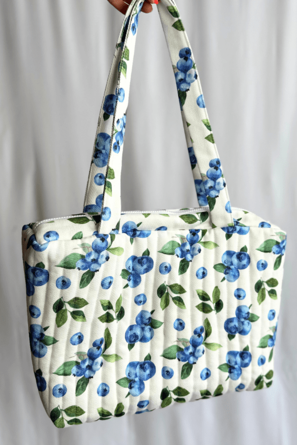 Large shoulder bag with zipper and berry print
