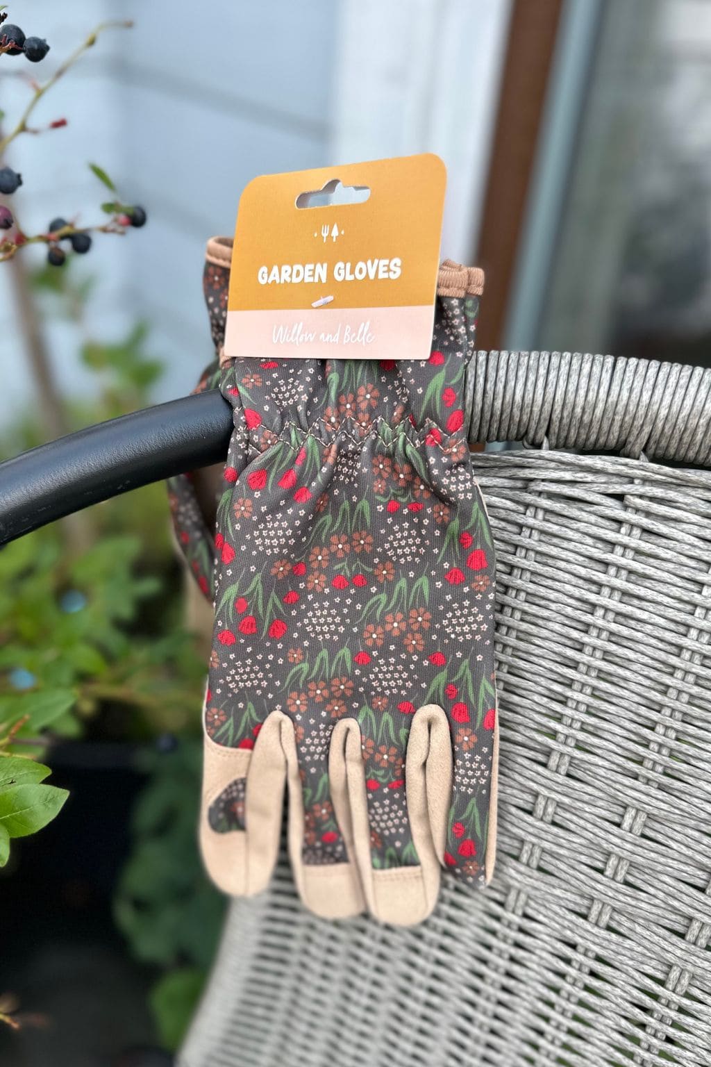 Rinkinys su sodo pirštinėmis ir įrankiais