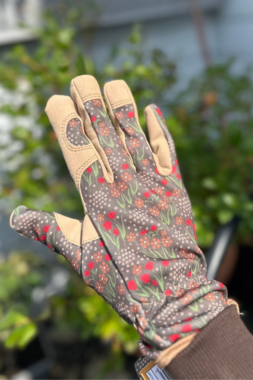 Rinkinys su sodo pirštinėmis ir įrankiais