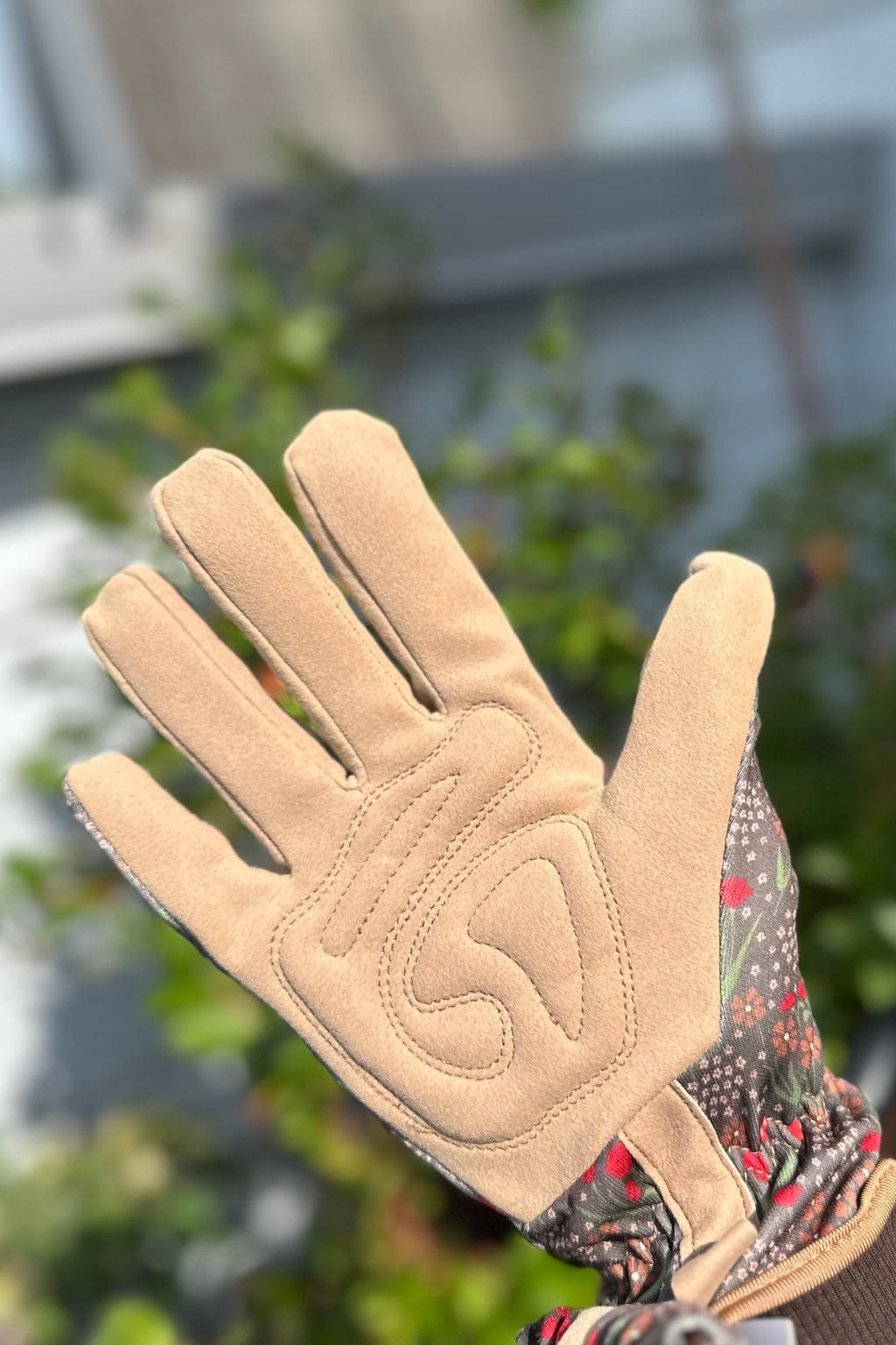 Rinkinys su sodo pirštinėmis ir įrankiais