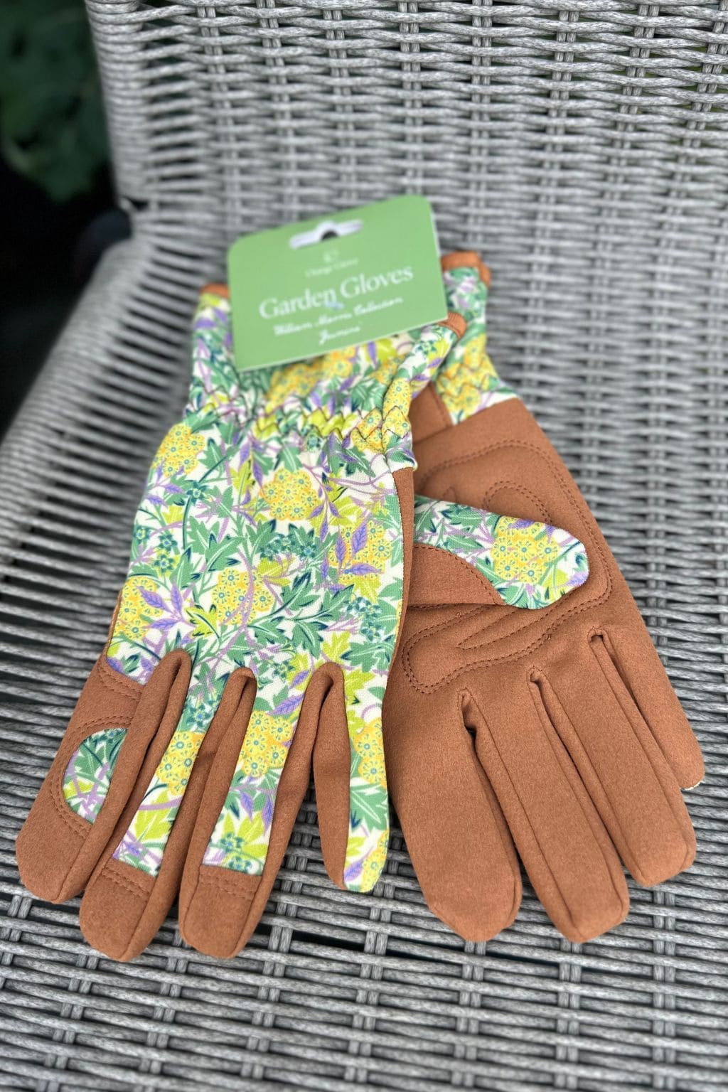 Sodo pirštinės gėlėtos