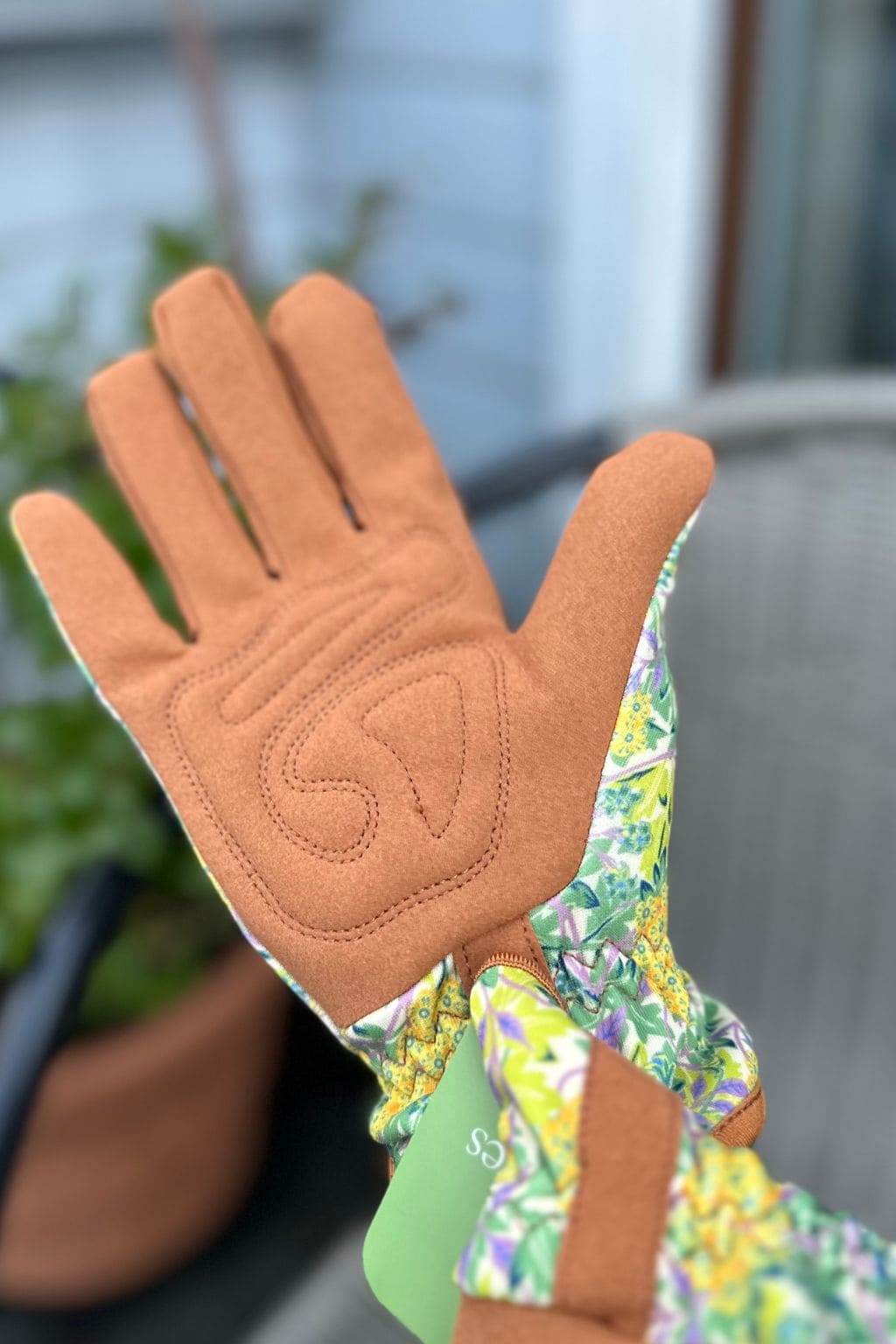 Sodo pirštinės gėlėtos