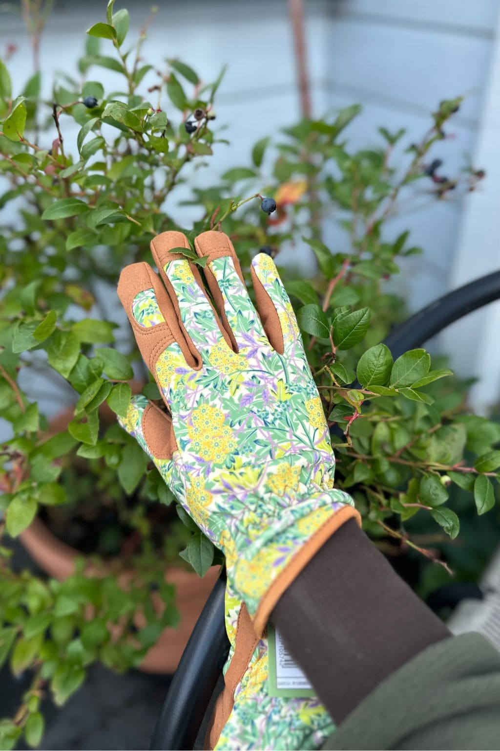 Sodo pirštinės gėlėtos