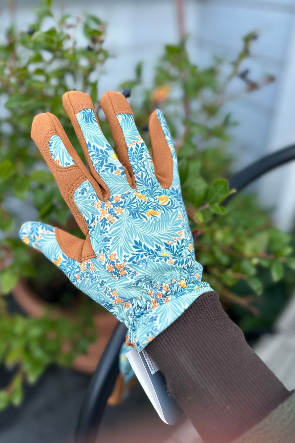 Sodo pirštinės gėlėtos