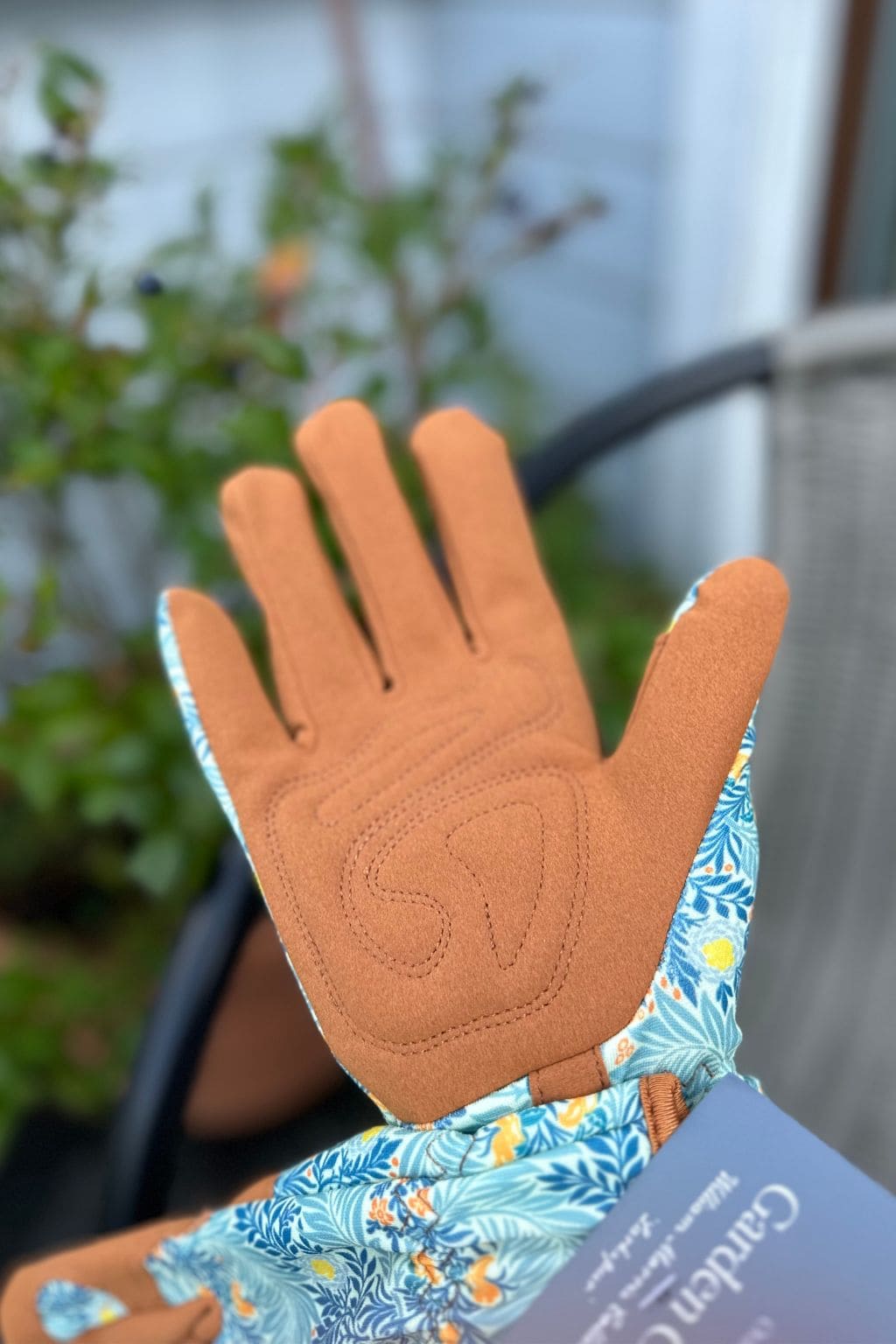 Sodo pirštinės gėlėtos