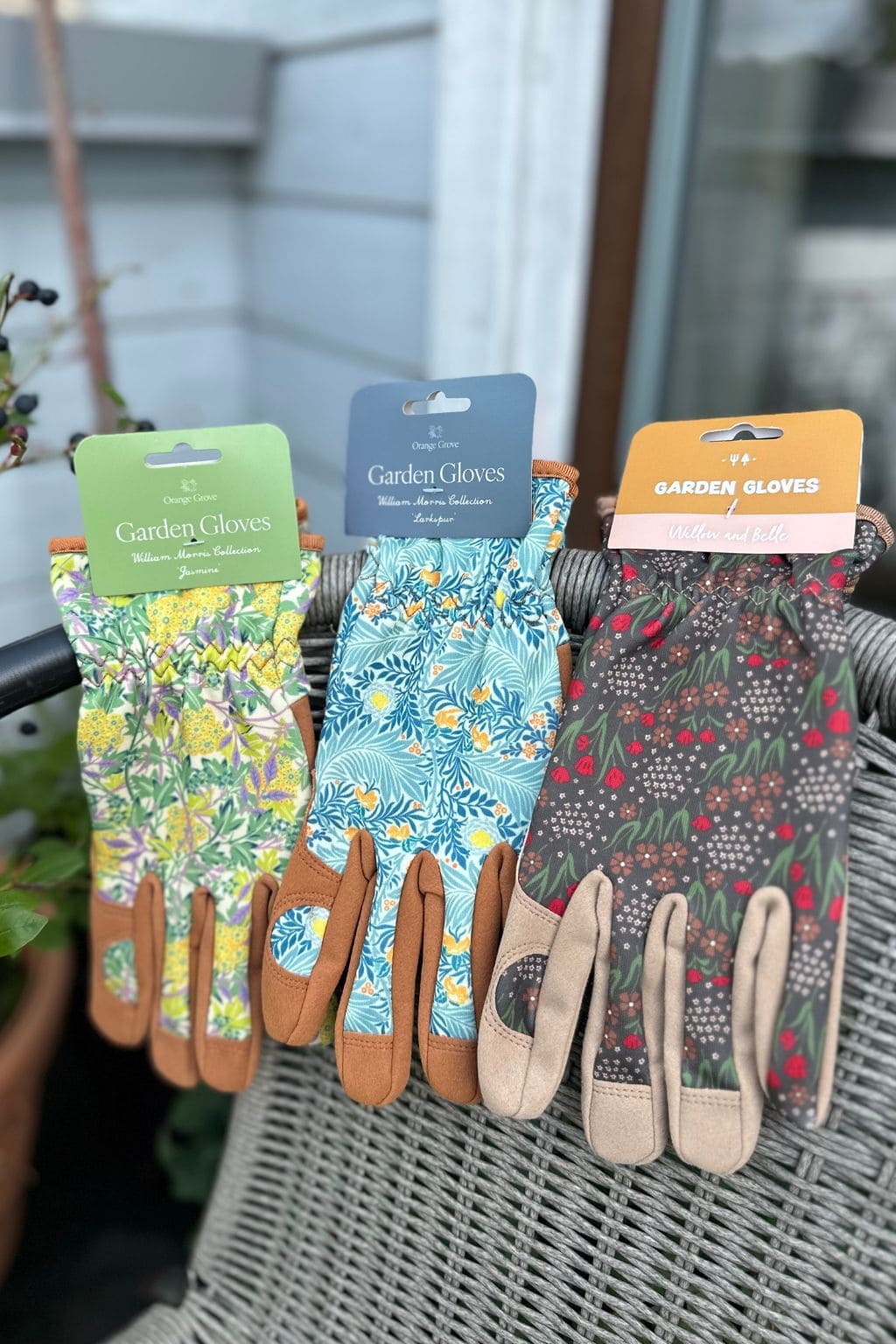 Sodo pirštinės gėlėtos