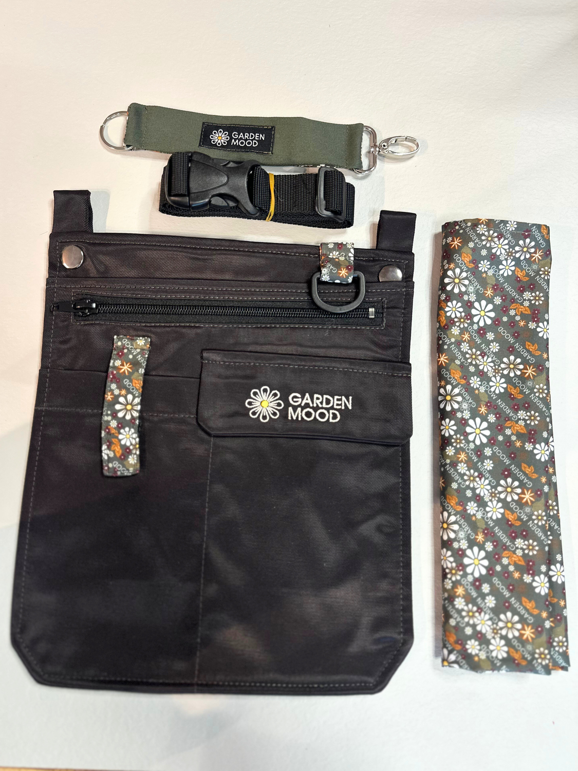 Rinkinys "Sodininkė" (įrankių kišenė, skarelė ir raktų pakabukas)