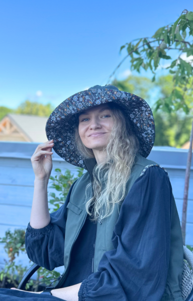 Gėlėta sodininkės skrybelė (žalia)